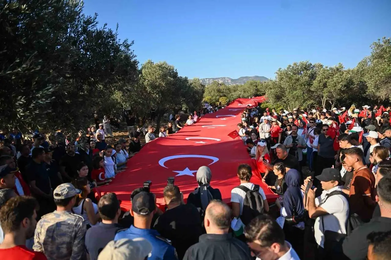 Antalya’da "Ecdadın Yolunda Cumhuriyet’e Saygı Yürüyüşü"