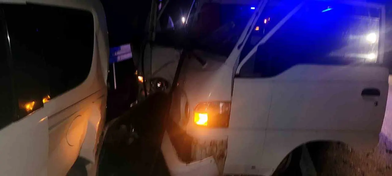 Alanya’da kamyonet park halindeki otomobile çarptı: 1 yaralı