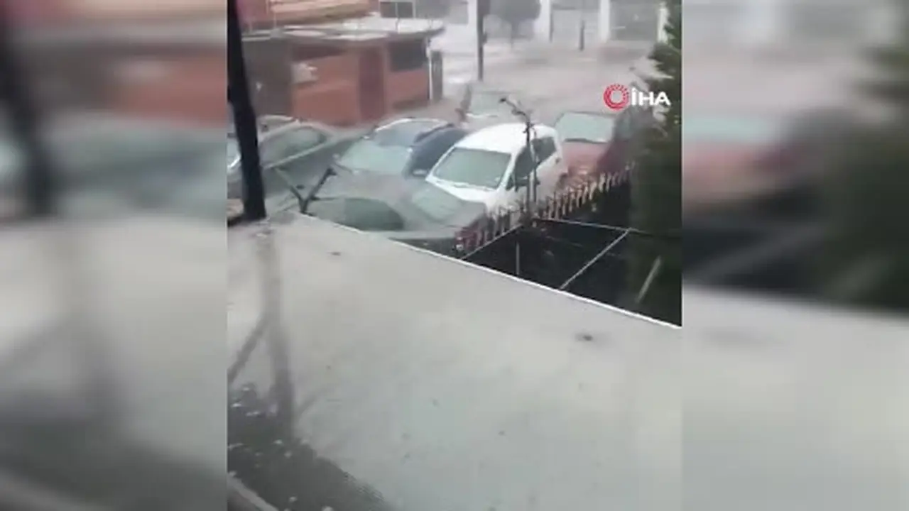 Ekvador’da sel: Araçlar suya kapılarak sürüklendi