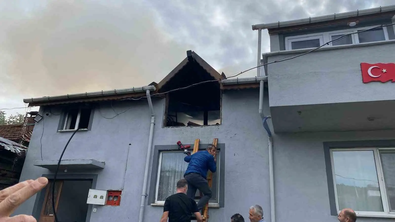 Bilecik’te kaynak kıvılcımları benzine sıçradı, yangın çıktı