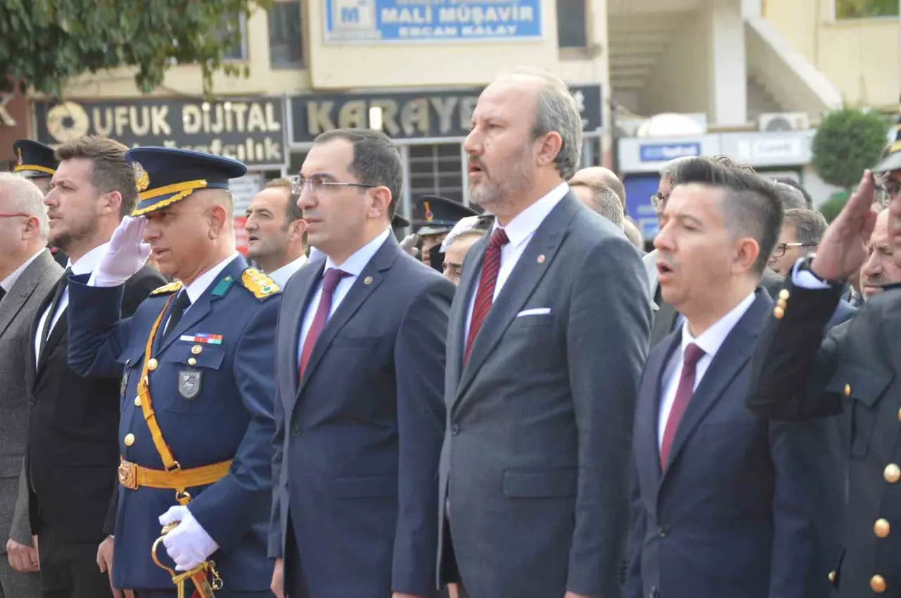 Tavşanlı’da Cumhuriyet’in 103. yıl dönümü çelenk sunumu töreniyle başladı