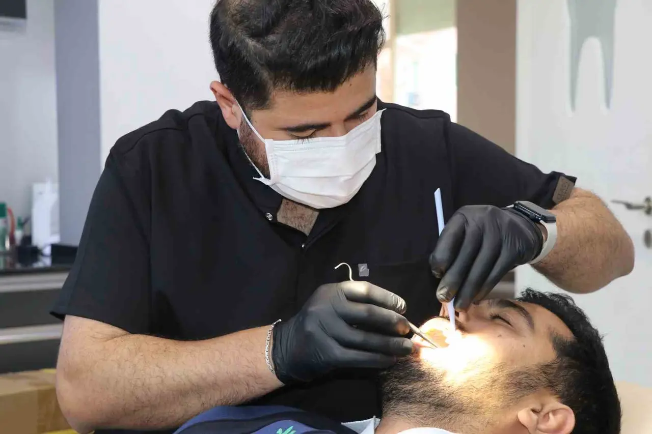 Fotoğraf çektirmek isteyenler hastası oluyor, Sivas’ta bir diş hekimi Eypio’ya benzerliği ile dikkat çekiyor