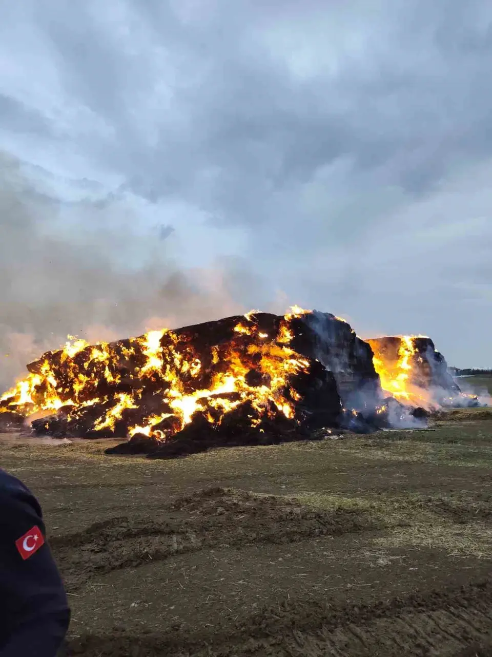 Yıldırım düştü, 500 ton saman balyası alev alev yandı
