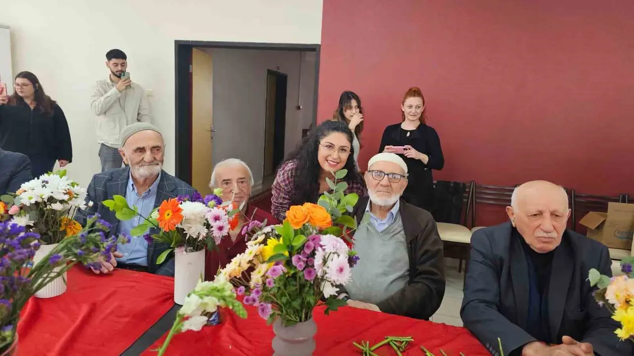 Huzurevi sakinlerine çiçekli terapi