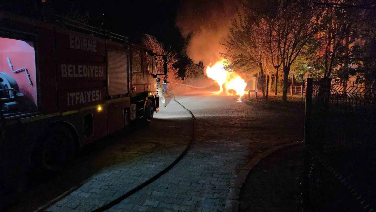 Edirne’de park halindeki otomobil alev alev yandı