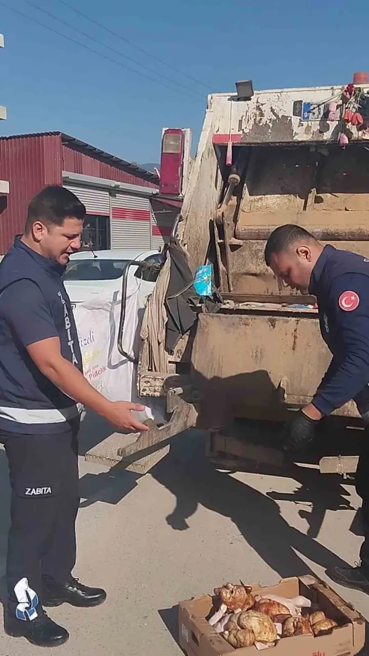 Mide bulandıran görüntülerin ortaya çıktığı restoranda vatandaşlara yedirilmeye hazırlanan bozuk tavuk ele geçirildi