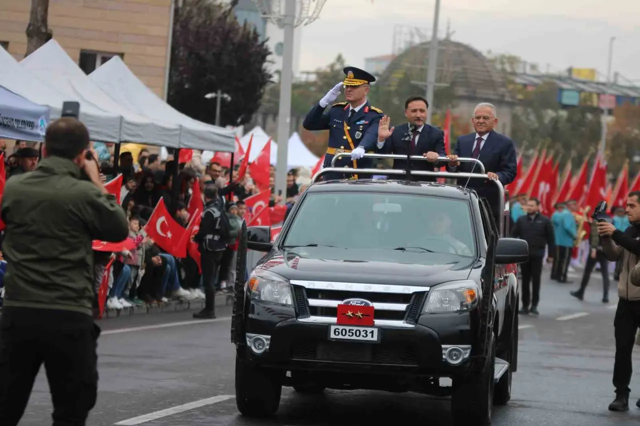Komandoların gösterisi Cumhuriyet Bayramı kutlamalarına damga vurdu