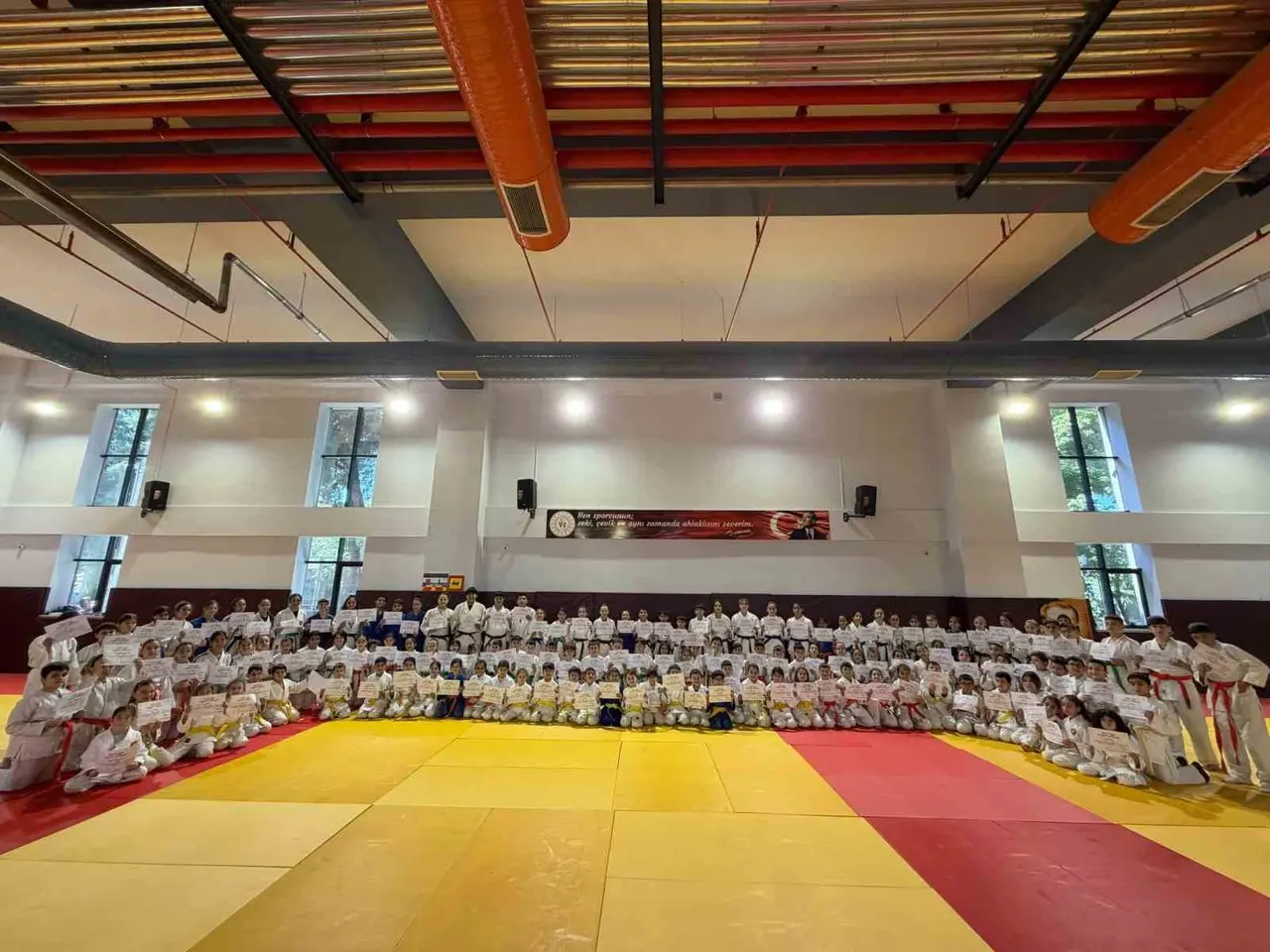 Salihli’de 300 judocu kemer atladı