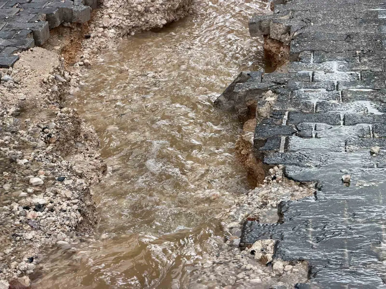 Mazıdağı’nda şiddetli yağışın ardından yollar çöktü