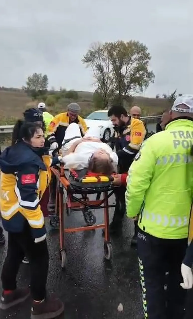 Kazaya denk gelen doktor, yaralı sürücünün yardımına koştu