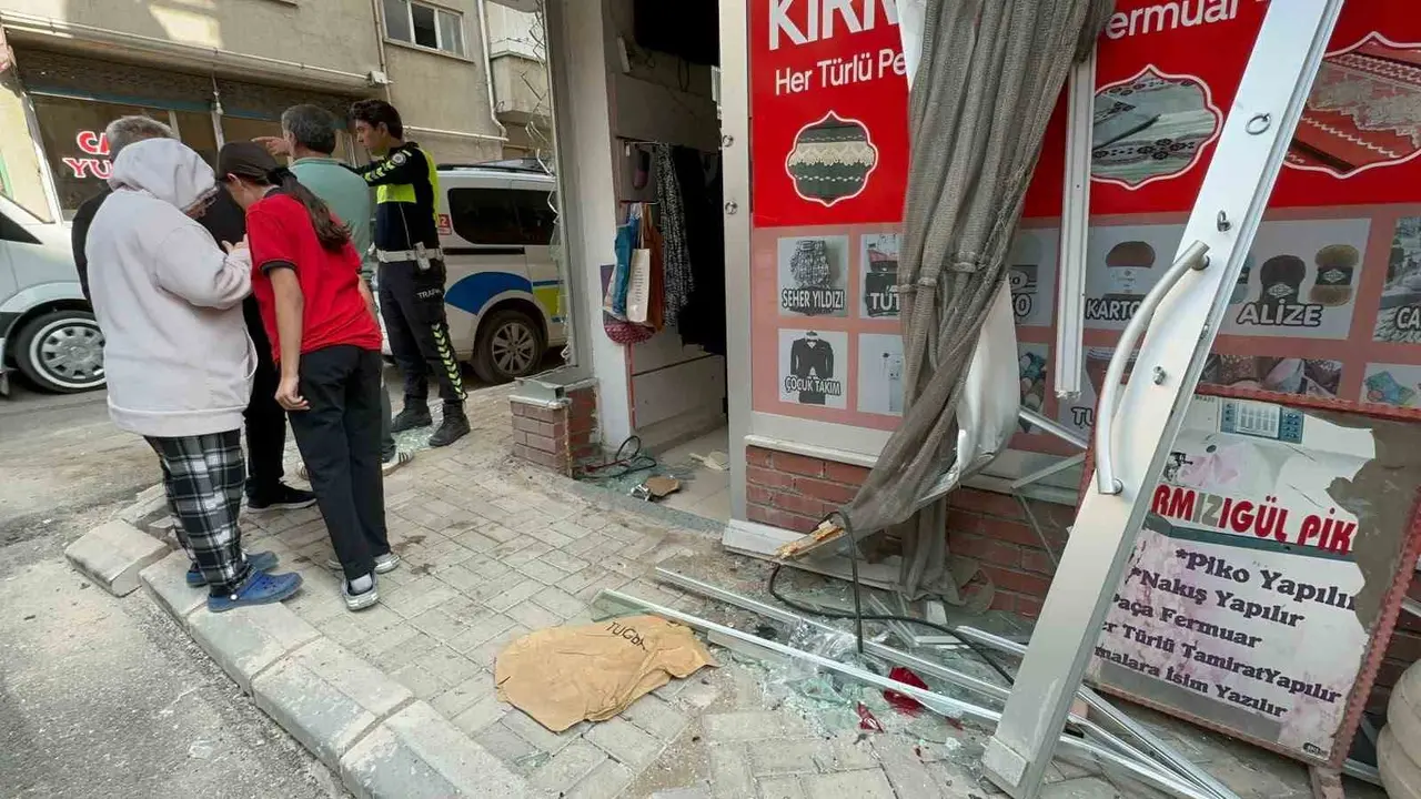 Yolcu minibüsü ile çarpışan ticari taksi terzi dükkanına girdi