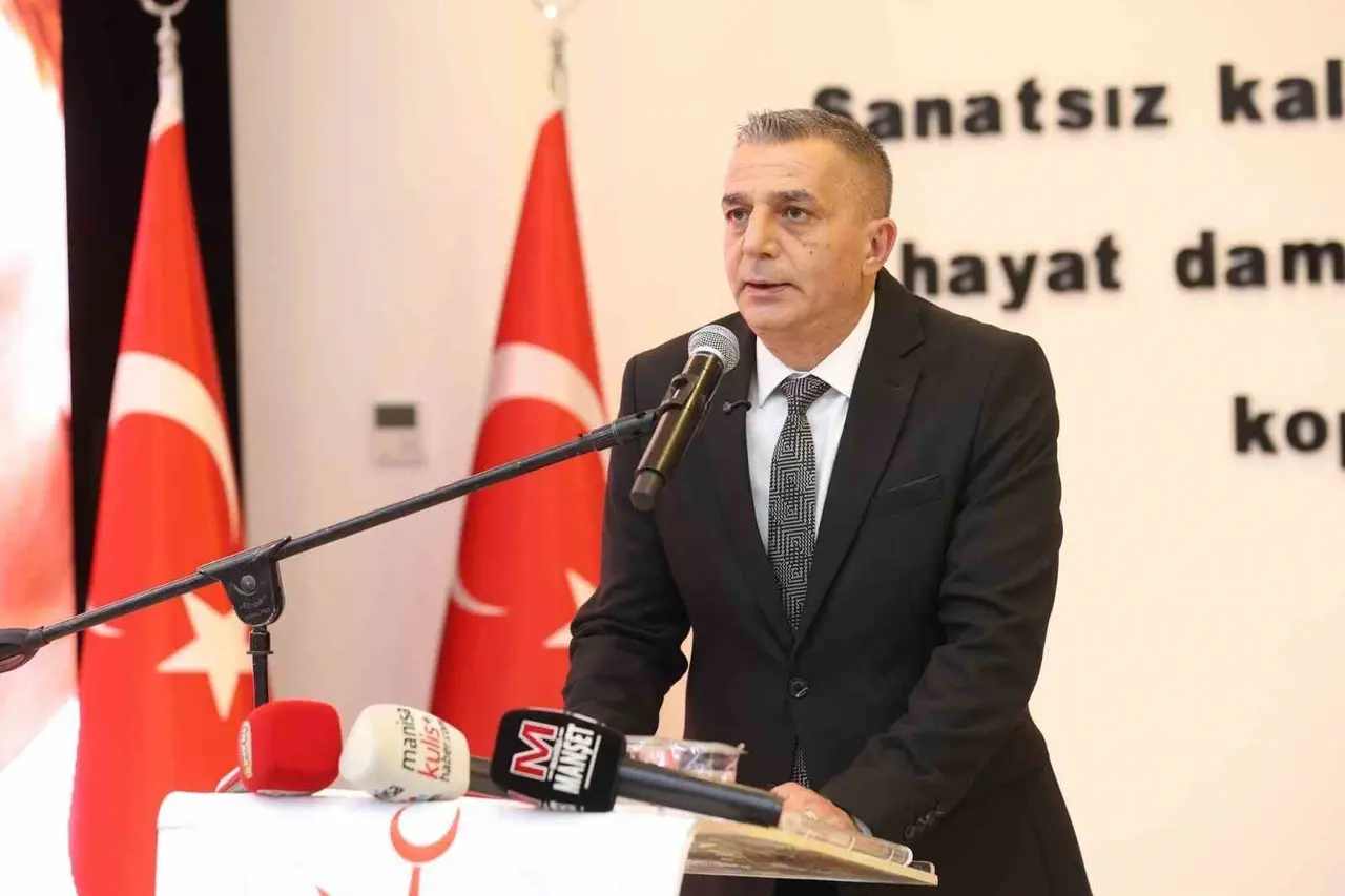 Cumhuriyet Balosunda vals ve zeybek bir arada