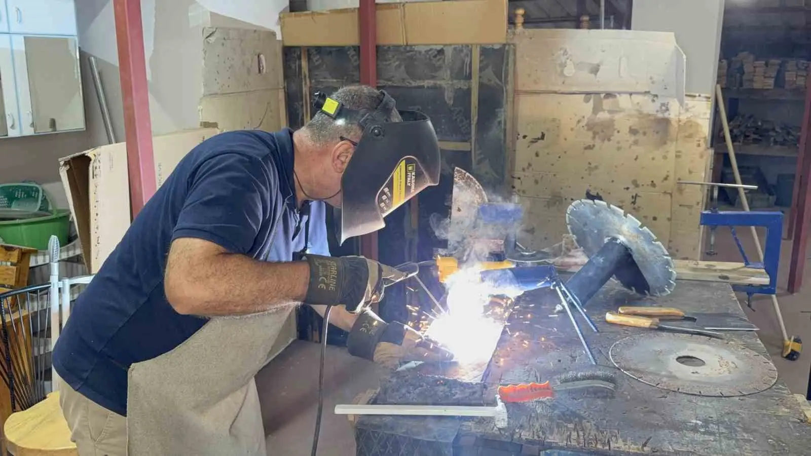 Sağlık memuru hurdayı sanat eserlerine dönüştürüyor