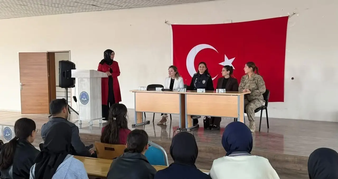 Patnos’ta "Kariyer günleri" etkinliği: Gençlerin geleceğine ışık tutuldu