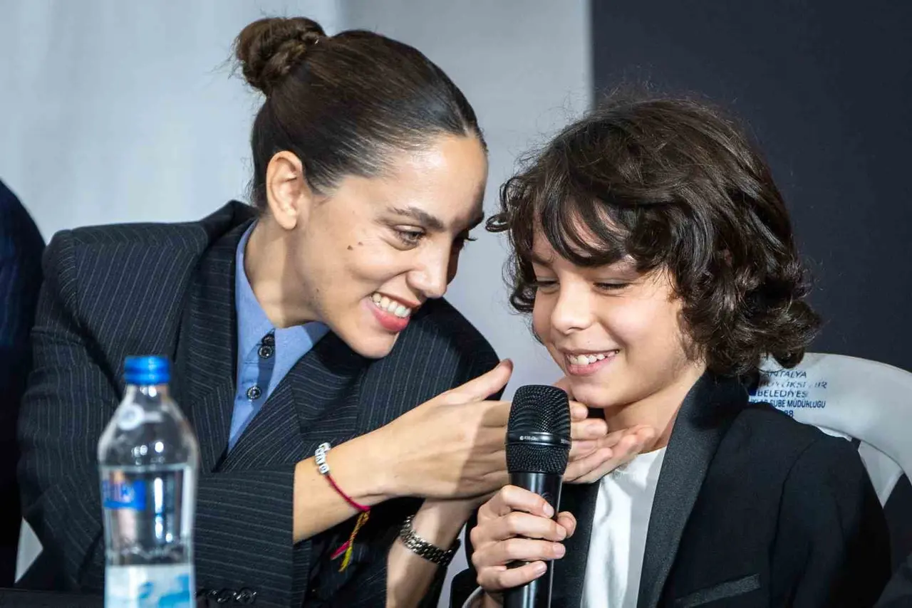 "Artakalan" filminin ilk gösterimi yapıldı, yönetmen ve oyuncular söyleşide seyirciyle buluştu
