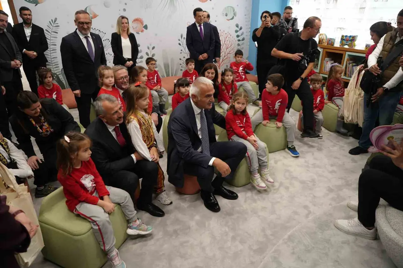 Edirne’de 160 bin kitap kapasiteli yeni İl Halk Kütüphanesi hizmete açıldı