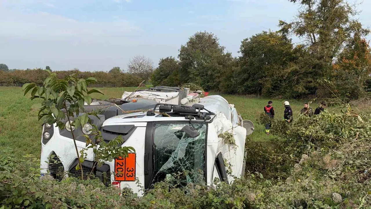 Düzce’de akaryakıt yüklü tanker devrildi