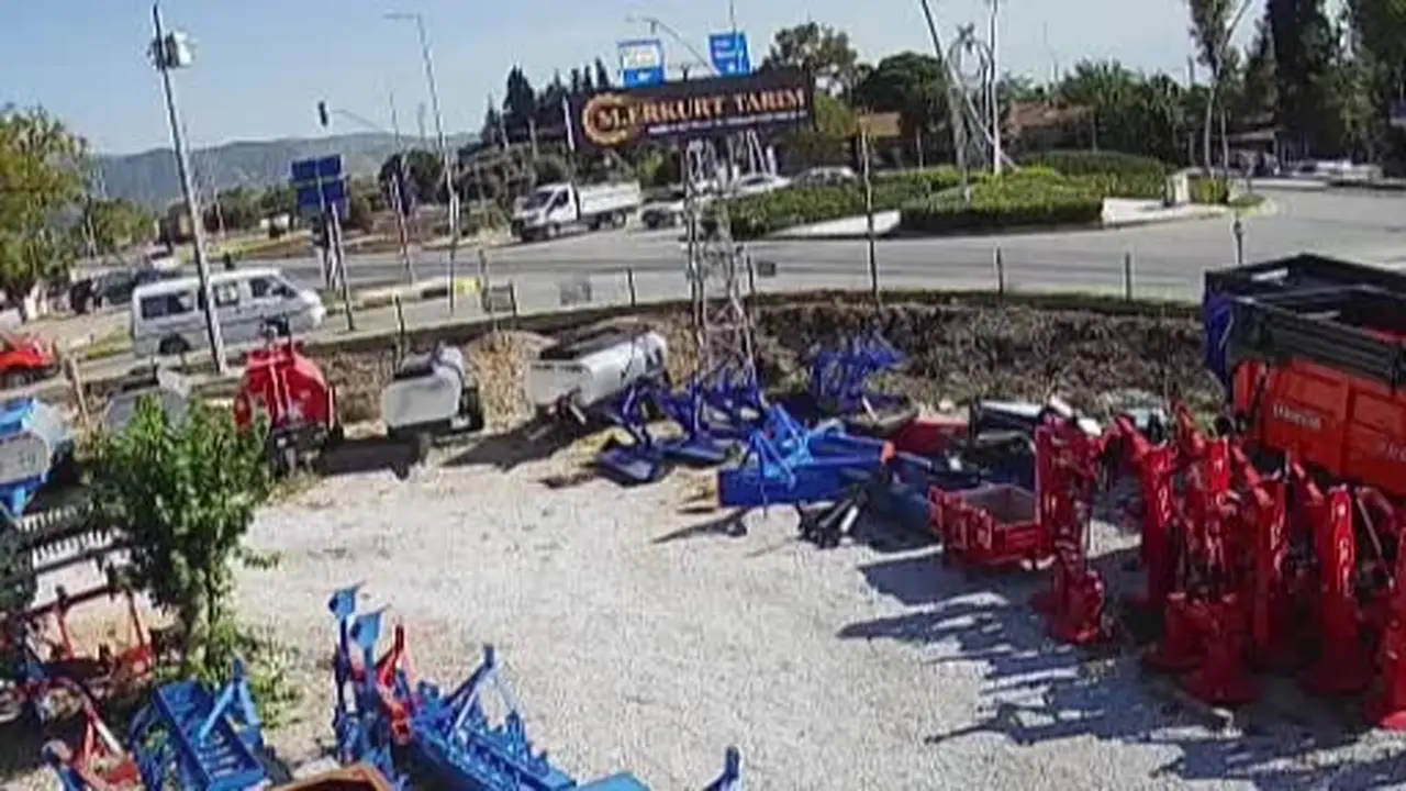 Kamyonetin altında kalmaktan son anda kurtuldu, o anlar kamerada