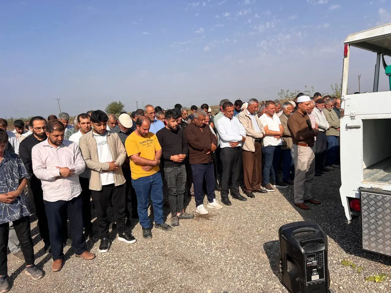 Otomobilin çarpmasıyla ölen anne ve kız çocuğu yan yana defnedildi