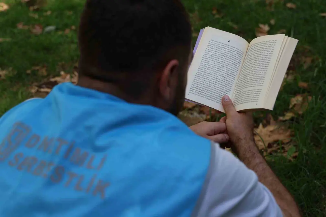 Diyarbakır’da yükümlüler mekan mefhumuna bakılmaksızın kitap okuyor