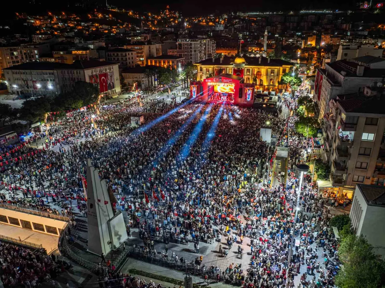 Manisa’da Cumhuriyet coşkusu Göksel konseri ve drone gösterisiyle yaşanacak