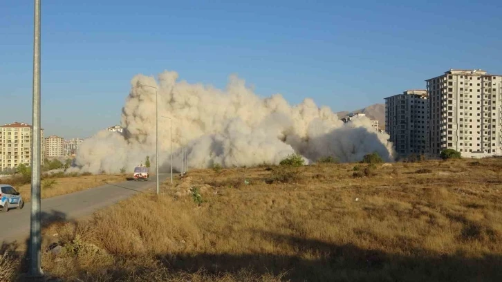 Ağır hasarlı 2 blok saniyeler i&ccedil;erisinde yerle bir oldu
