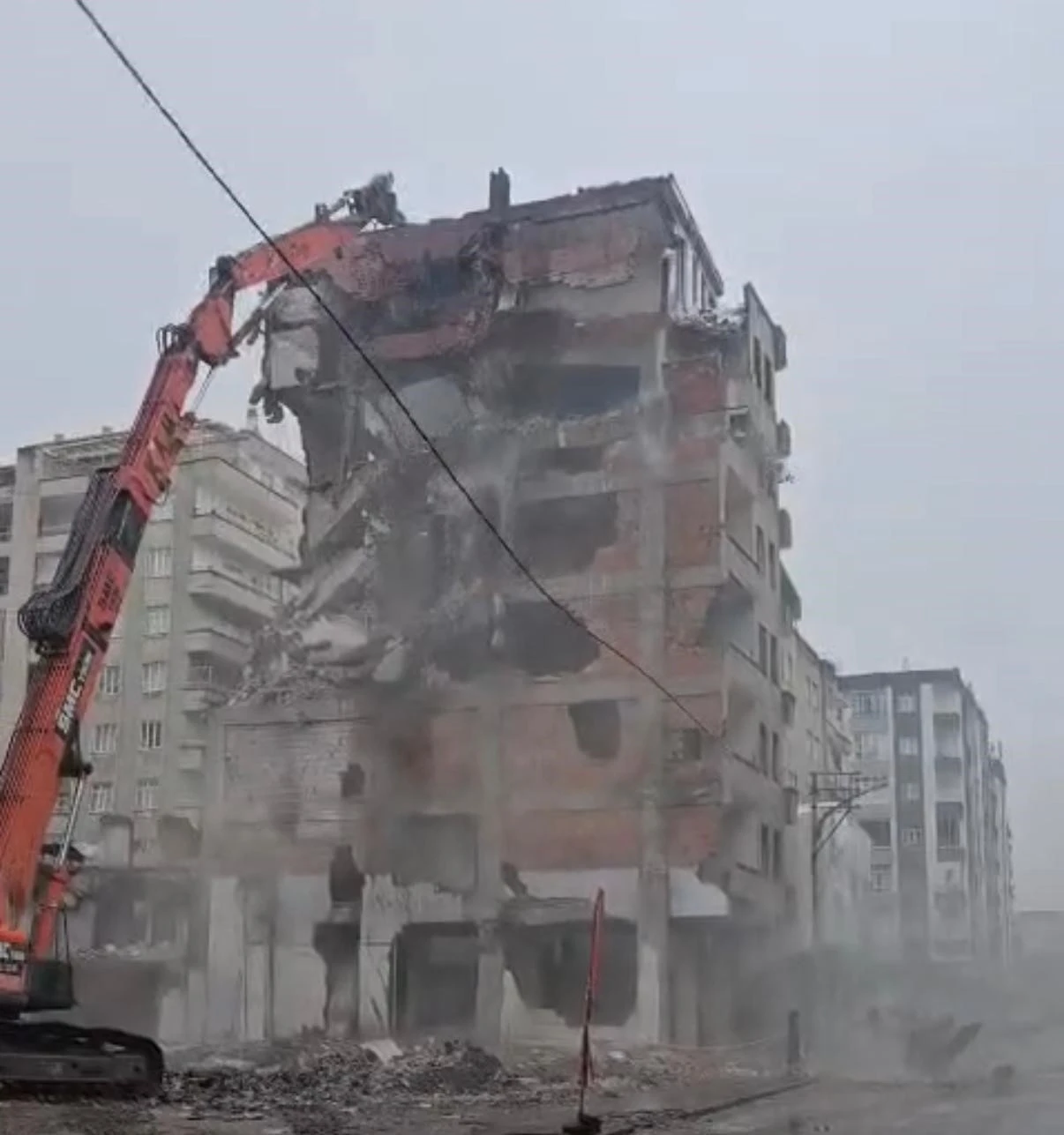 Ağır hasarlı bina tek dokunuşla yerle bir oldu
