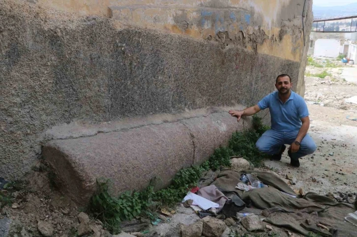 Ağır hasarlı binanın altında bulunan ve tarihi olduğu düşünülen devasa sütun merak uyandırdı
