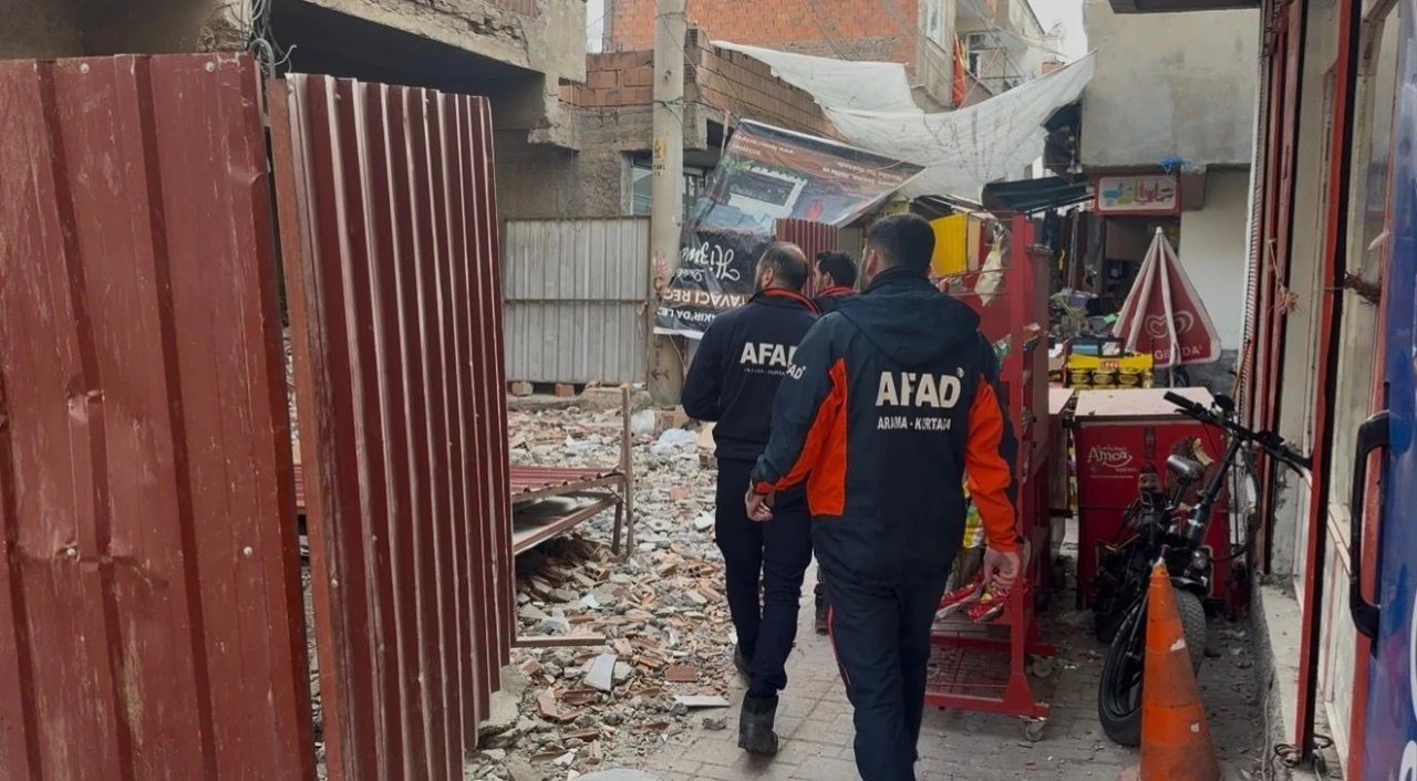 Ağır hasarlı binayı yıkarken molozların altında kaldı
