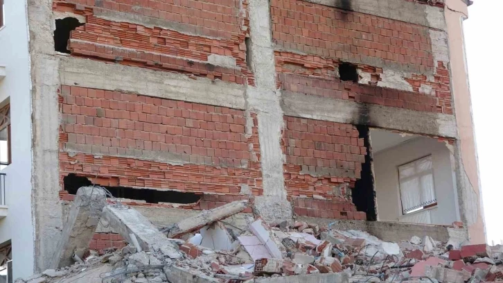 Ağır hasarlı binayı yıkarken neredeyse sağlamını da yıkıyorlardı, daireler zarar g&ouml;rd&uuml;

