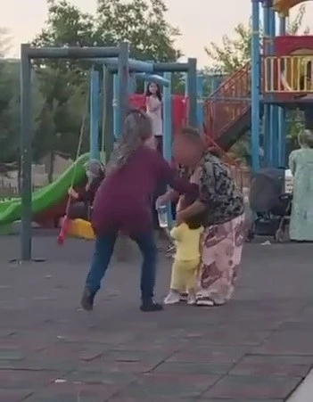 Ağlayan &ccedil;ocuğu sakinleştirmeye &ccedil;alışan engelli kadın dayak yedi
