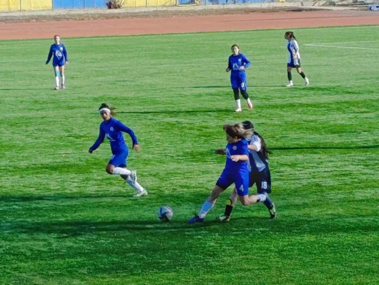 Ağrı ASPGSK Kadın Futbol Takımı, Erzincan Gençler Gücü’nü 2-0 mağlup ederek liderliğini sürdürdü
