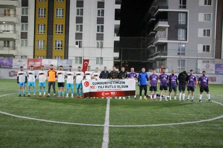 Ağrı&rsquo;da 100. Yıl Futbol Turnuvasının Şampiyonu &Ccedil;anakkale Spor Oldu
