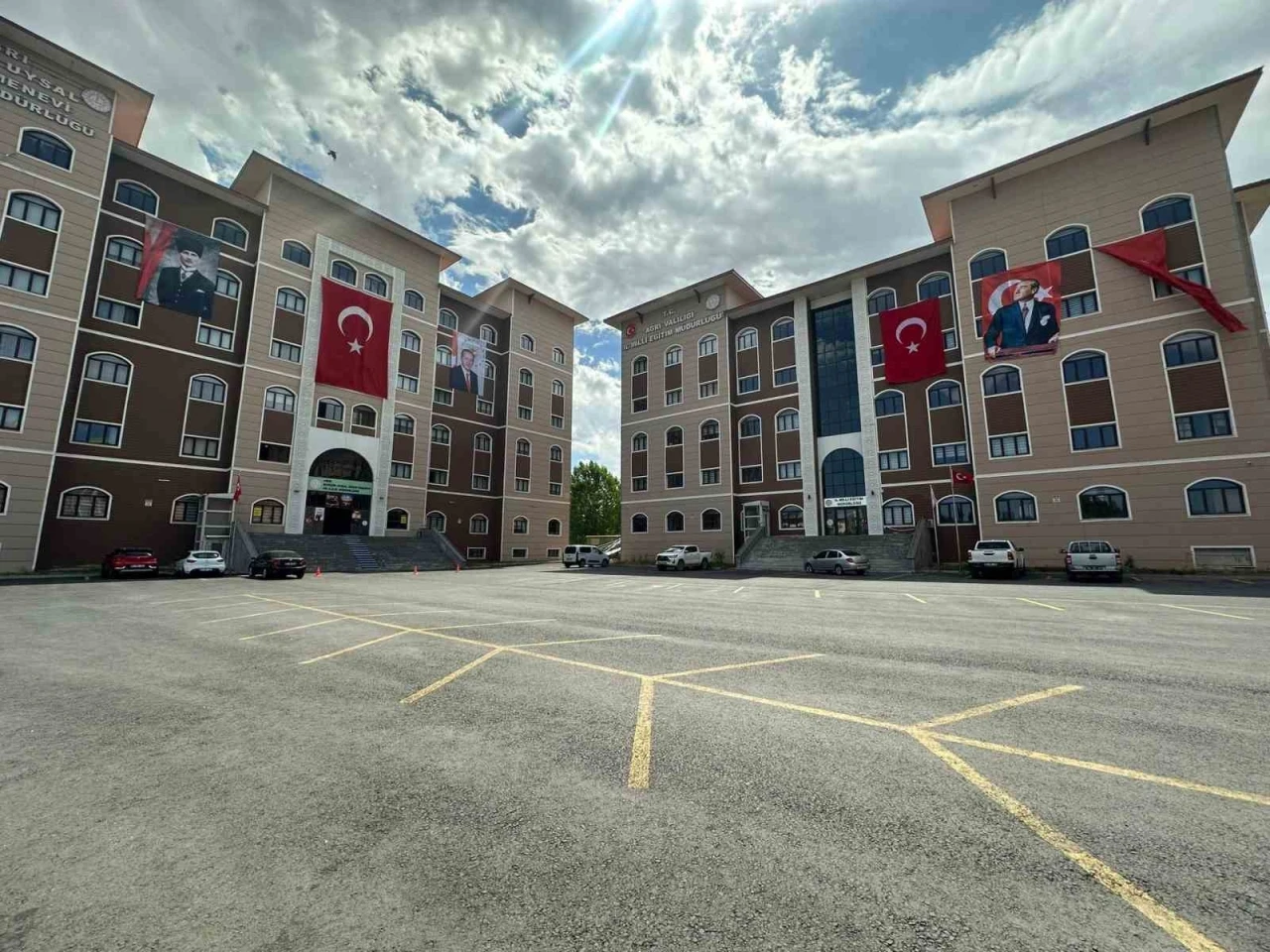 Ağrı’da 15 Temmuz için bin 24 okul ve kuruma Türk bayrağı asıldı
