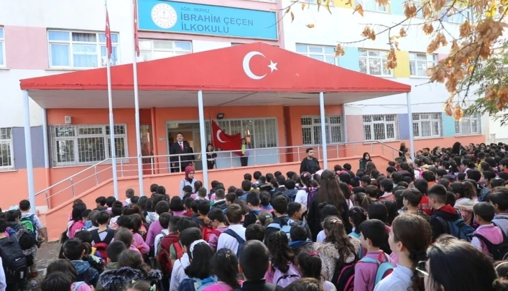 Ağrı&rsquo;da Filistin i&ccedil;in bayrak t&ouml;reni ve saygı duruşu
