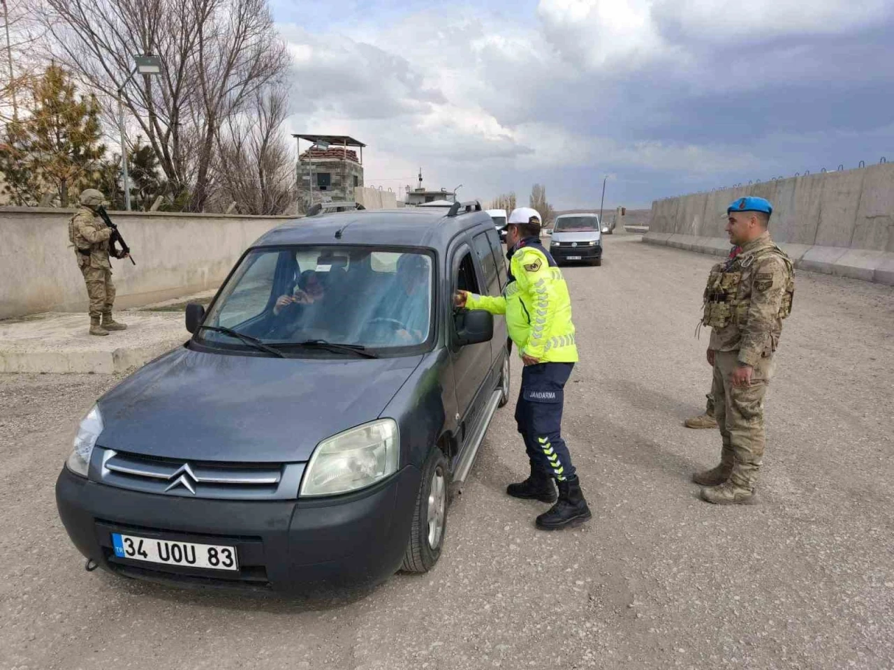 Ağrı’da jandarmadan geniş çaplı trafik denetimi: 7 gözaltı
