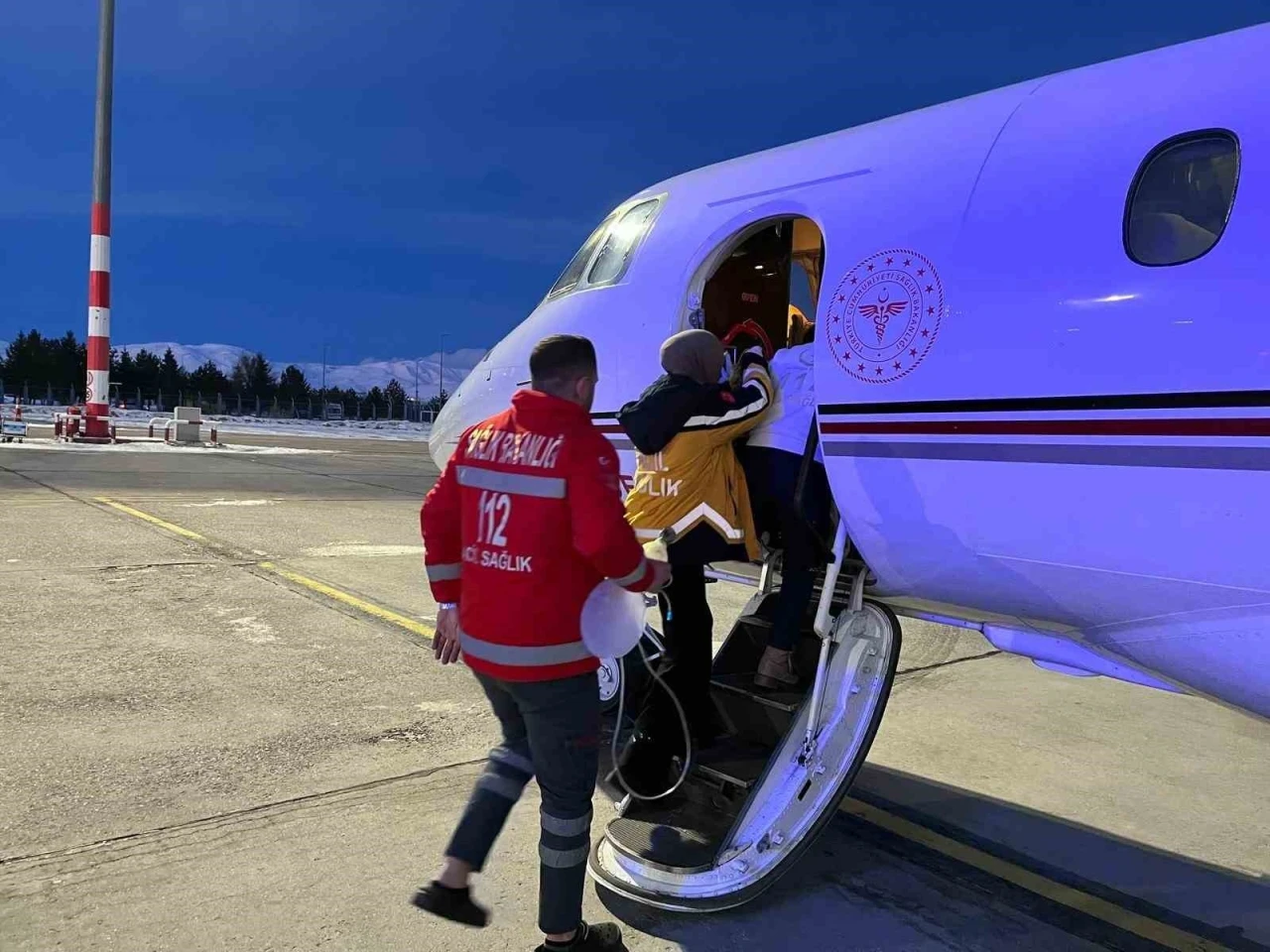 Ağrı&rsquo;da kalp yetmezliği olan 5 aylık bebek u&ccedil;ak ambulansla Ankara&rsquo;ya sevk edildi
