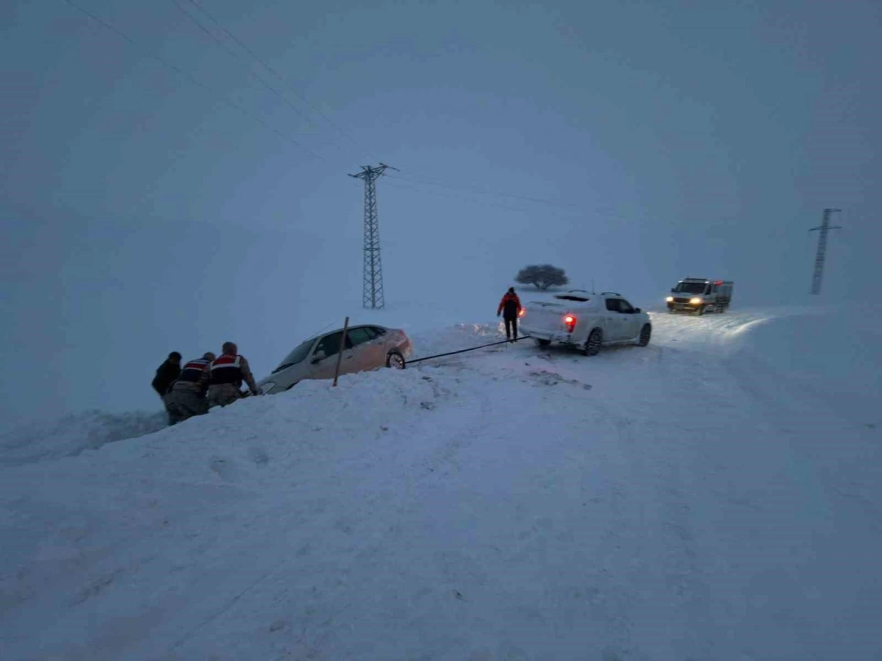 Ağrı&rsquo;da kar ve fırtınada mahsur kalan vatandaşları ekipler kurtardı
