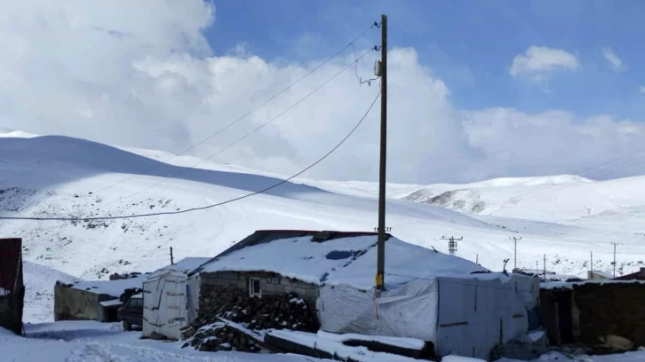 Ağrı’da kar yağışı köylüleri şaşırttı: "Batıda tatil, bizde kar"
