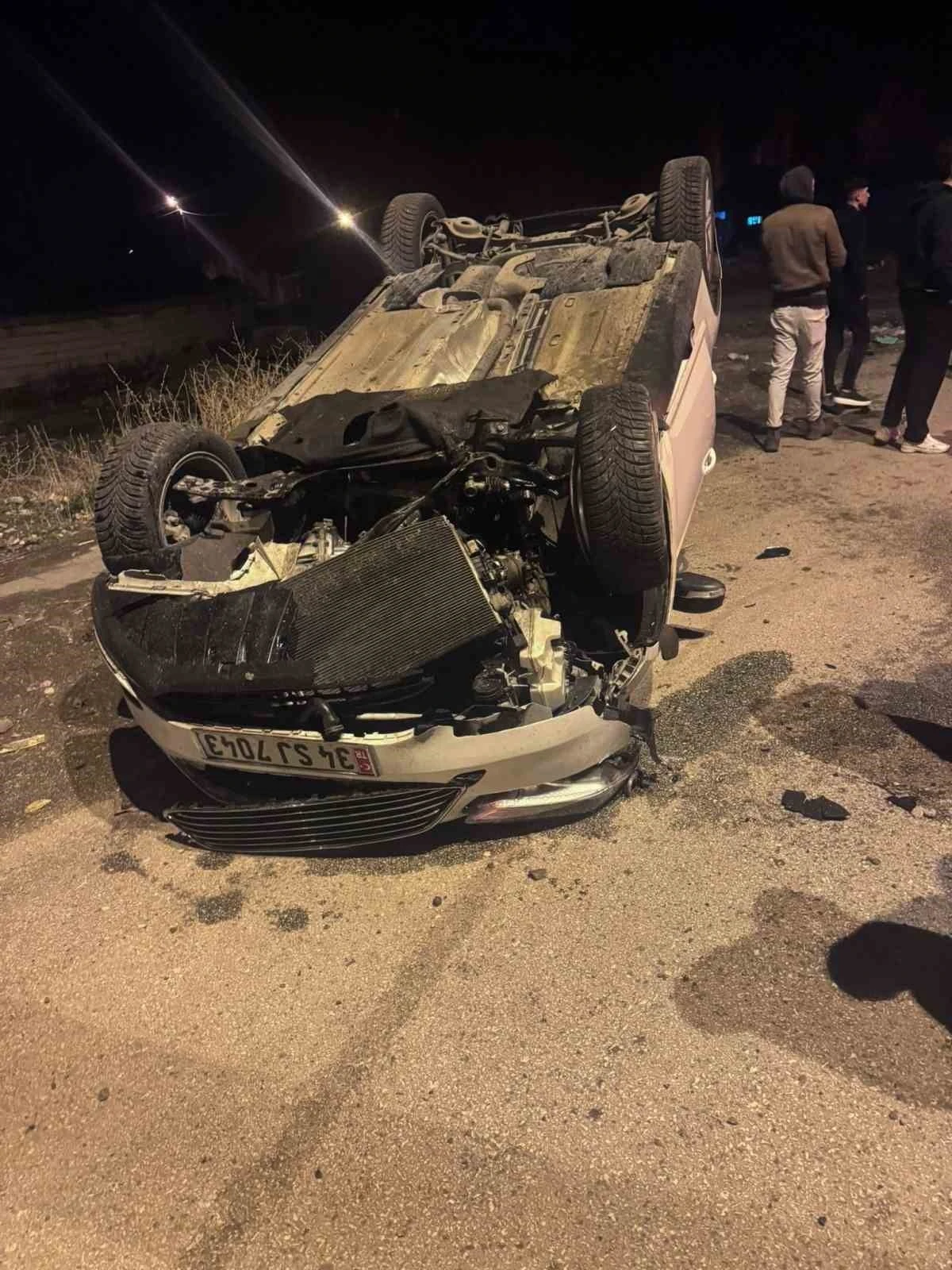 Ağrı&rsquo;da kazada kaldırıma &ccedil;arpan ara&ccedil; takla attı: 2 yaralı
