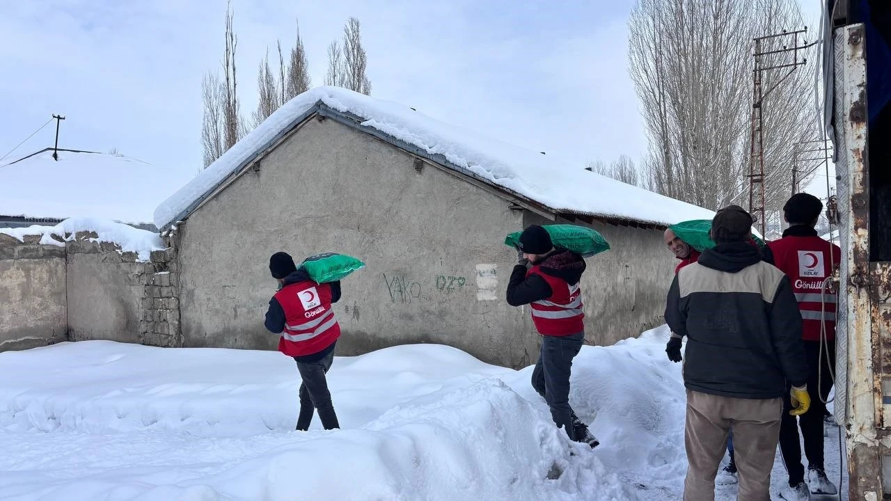 Ağrı&rsquo;da Kızılay&rsquo;dan ihtiya&ccedil; sahiplerine k&ouml;m&uuml;r yardımı
