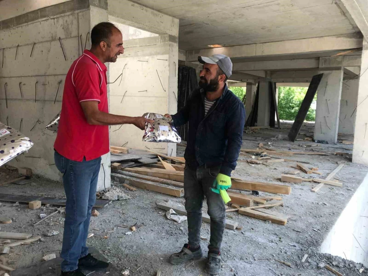 Ağrı’da Kızılay gönüllüleri babaların yüzünü güldürdü
