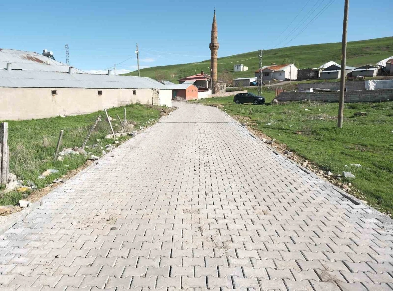 Ağrı’da Kumlugeçit köyünde kilit parke taşı çalışması

