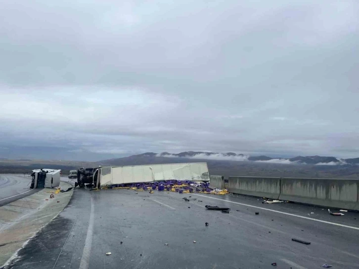 Ağrı&rsquo;da limon y&uuml;kl&uuml; tır devrildi: 1 yaralı
