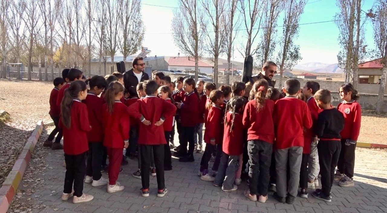 Ağrı&rsquo;da &ouml;ğretmenler kırsal b&ouml;lgelerde &ouml;ğrencileri m&uuml;zikle buluşturuyor
