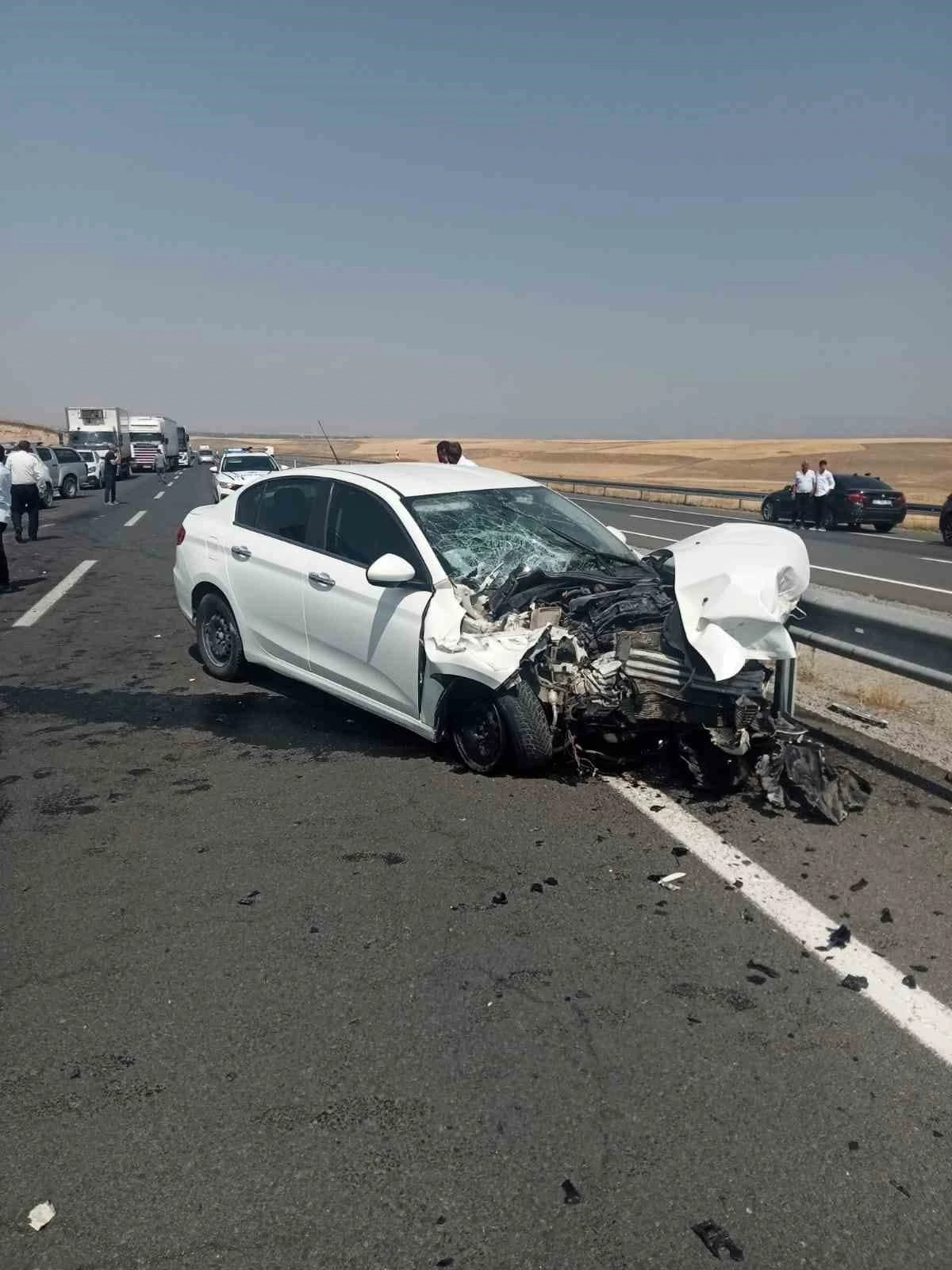 Ağrı’da otomobil traktöre çarptı: 2 yaralı
