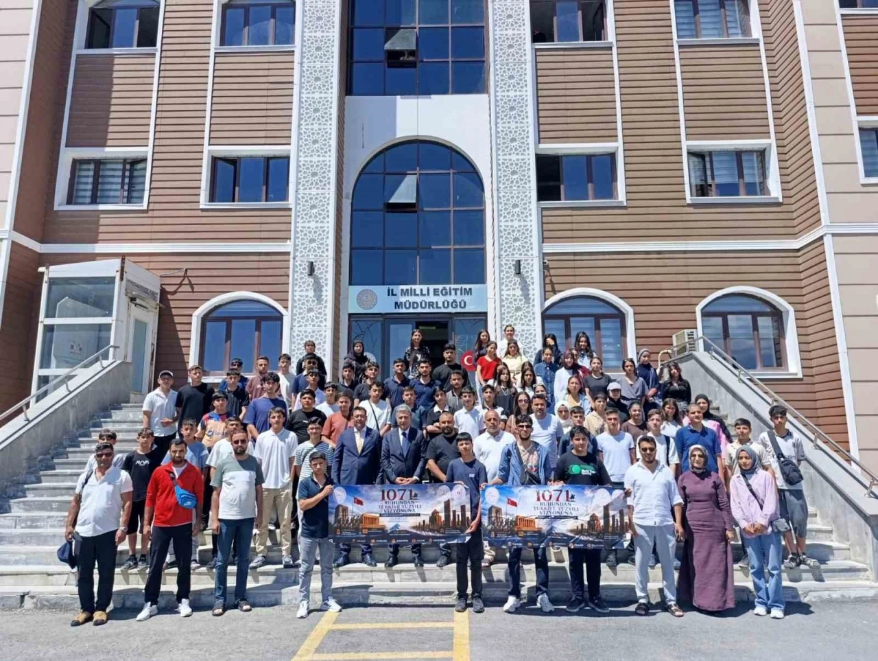 Ağrı&rsquo;da "1071 Ruhundan T&uuml;rkiye Y&uuml;zyılı Vizyonuna" gezi programının ilk kafilesi d&ouml;nd&uuml;
