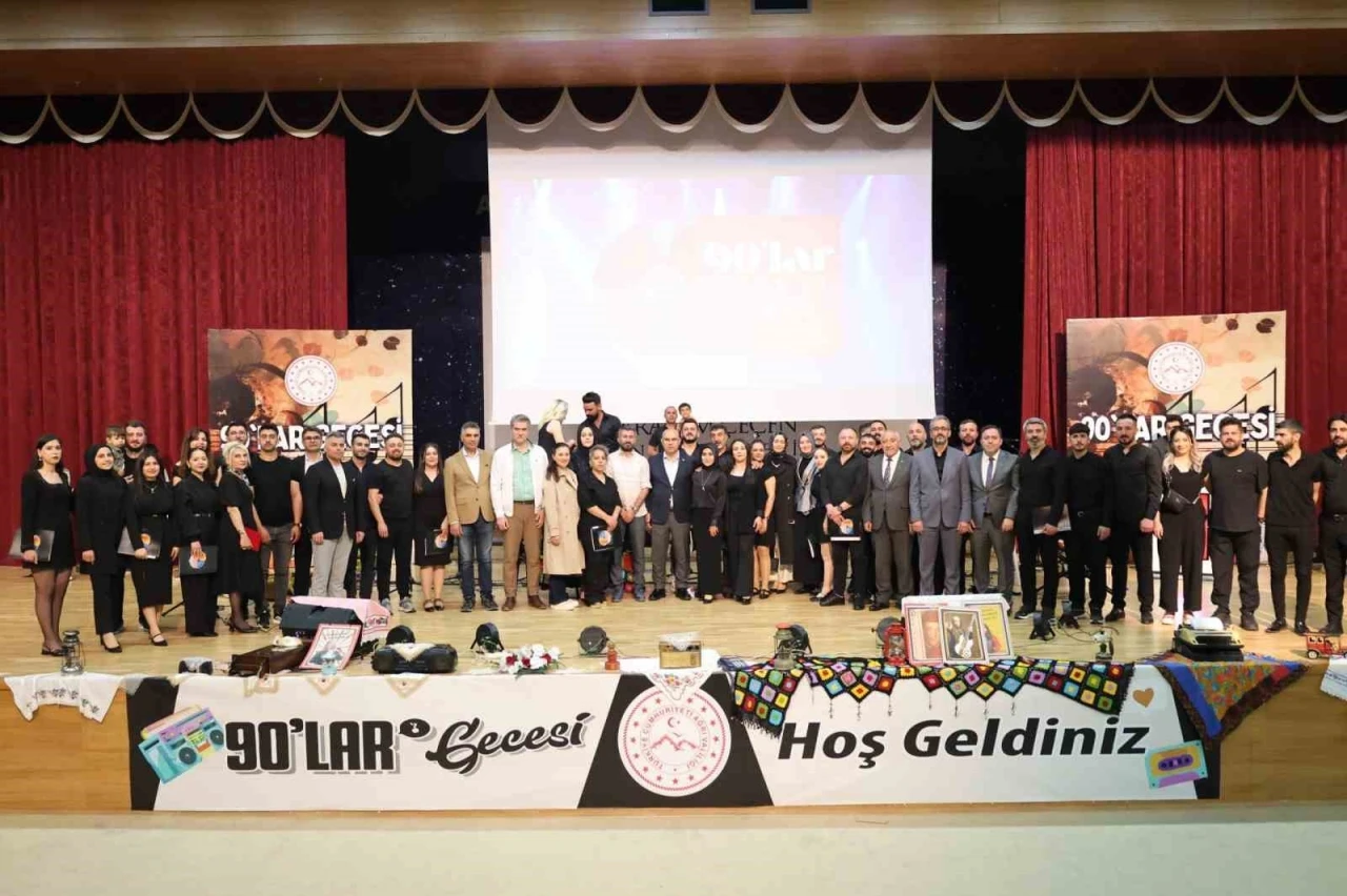 Ağrı’da &quot;90’lar Gecesi&quot;nde nostalji dolu anlar yaşandı

