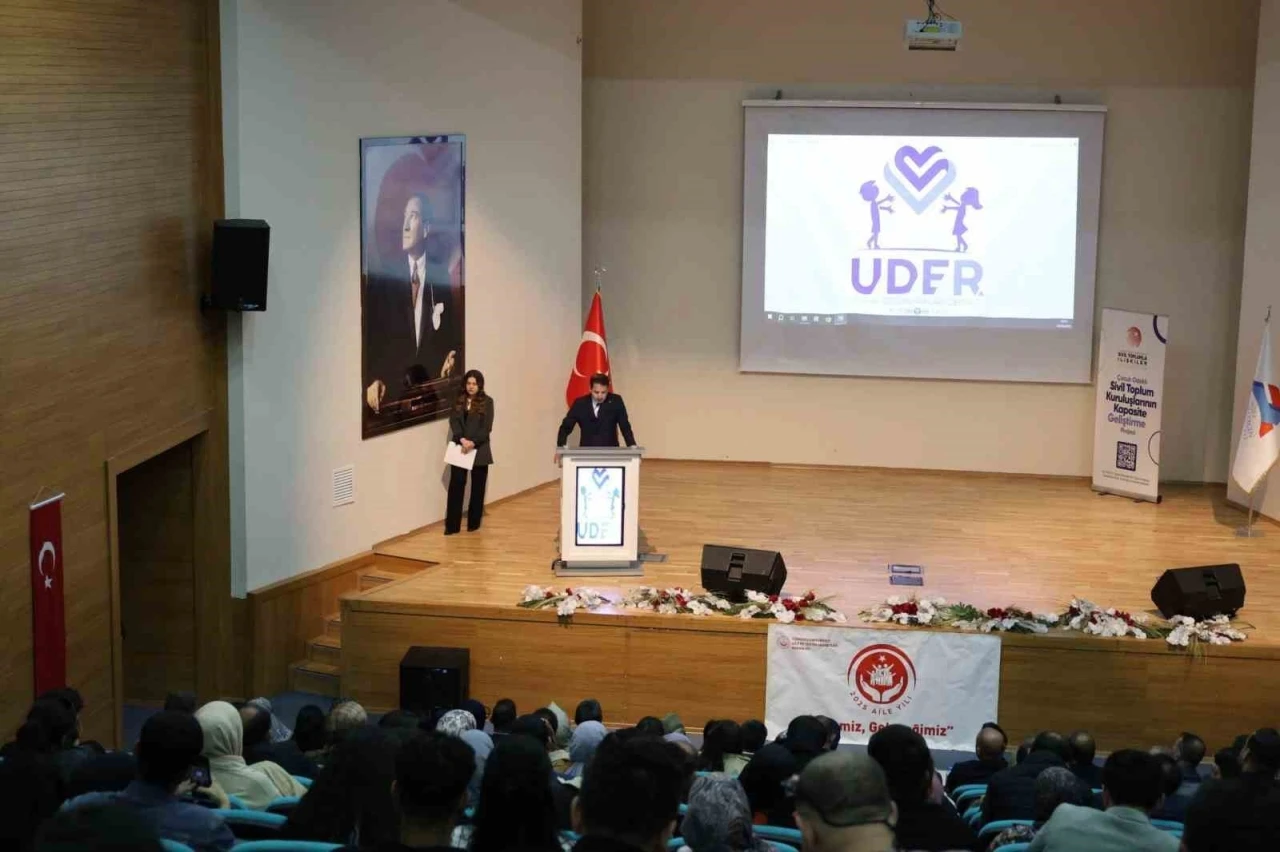 Ağrı’da &quot;Çocuk Odaklı Sivil Toplum&quot; konferansı
