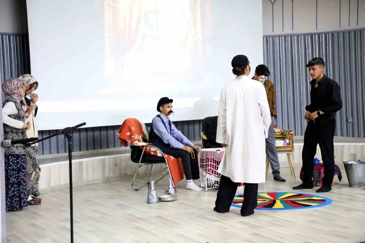 Ağrı’da &quot;Okuyan Şehir Ağrı&quot; projesi kapsamında şiir dinletisi ve tiyatro gösterisi düzenlendi

